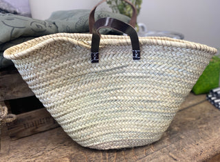 Basket braided weave with dark brown flat short handle